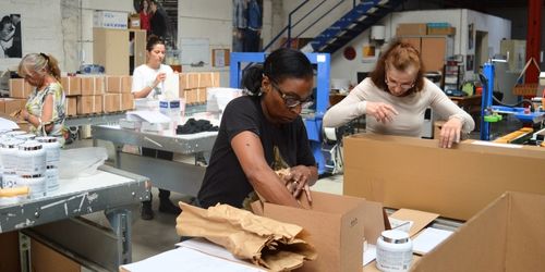 preparation commande picking emballage cadeau goodies expedition envoyer defi groupe fosses roissy cdg