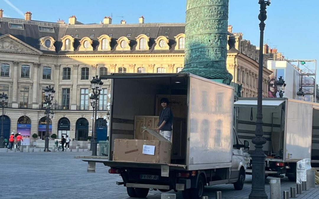 How can you safely transport a work of art in Paris?